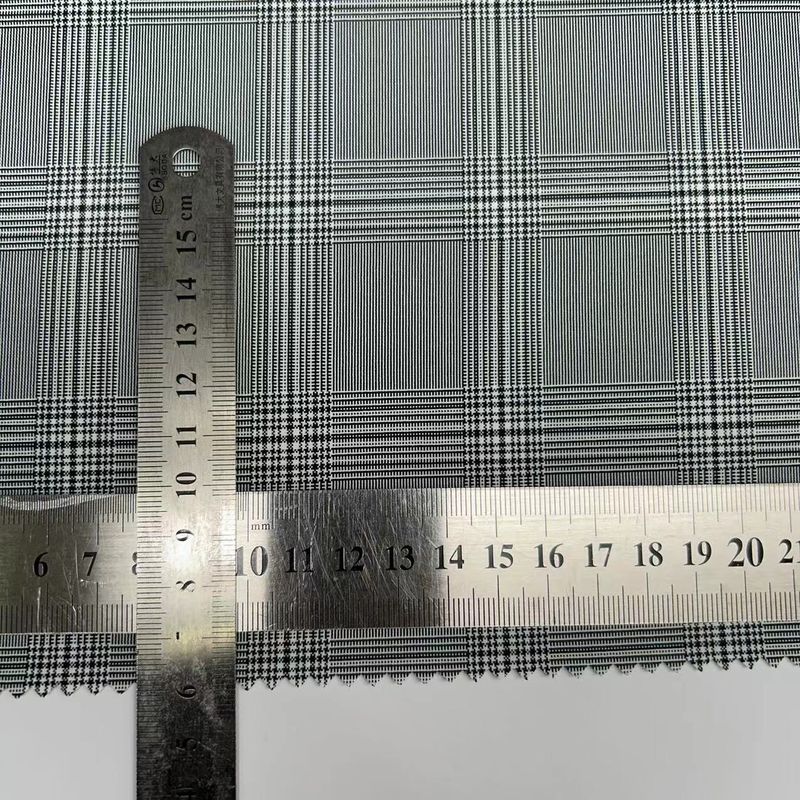 Tejido de estiramiento de 4 vías de poliéster catiónico de rejilla blanca y negra 200D+200D+40D*2 172GSM